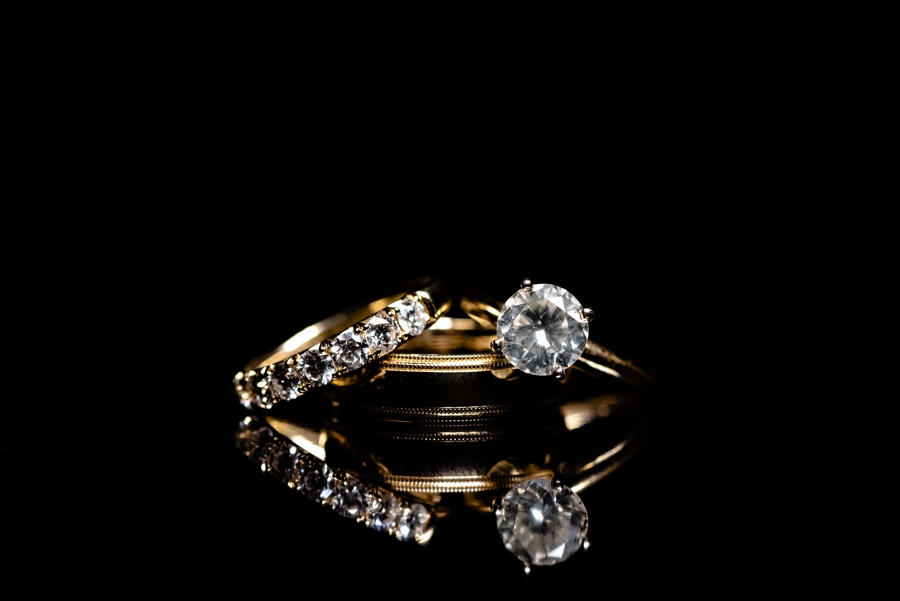 A detail of the wedding rings.
